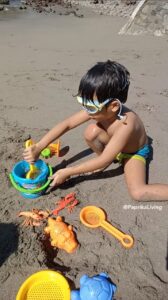wisata anak bermain pasir di pantai